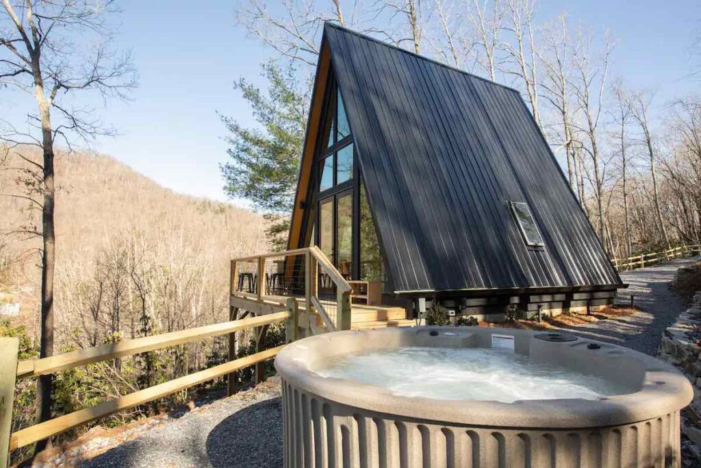 Cabin with hot tub near downtown Asheville
